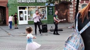 Челябинск. Уличный певец  А ты такой холодный как айсберг в океане Очень красиво играют 02 08 2020г