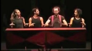 Девочки и мальчики играют в постукалочки.