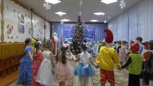 Песня "Новый год пахнет мандаринками".  Новогодний утренник "Волшебные часы".