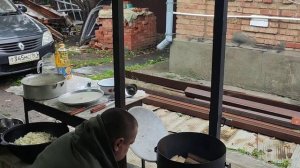 Шашлык замоченый в пиве с луком и майонезом в казане на печи.