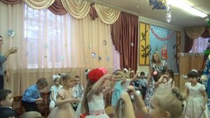 Танец с бусами. Детский сад Звездочка. Домодедово. Новогодний танец.