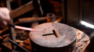 Ковка полукруглых стамесок на приспособе.