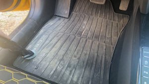 Philips 8000 Aqua Plus XC8349/01 - Test odkurzania auta 2