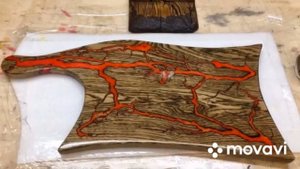 Молния из эпоксидной смолы в разделочной доске. Ошибки заливки