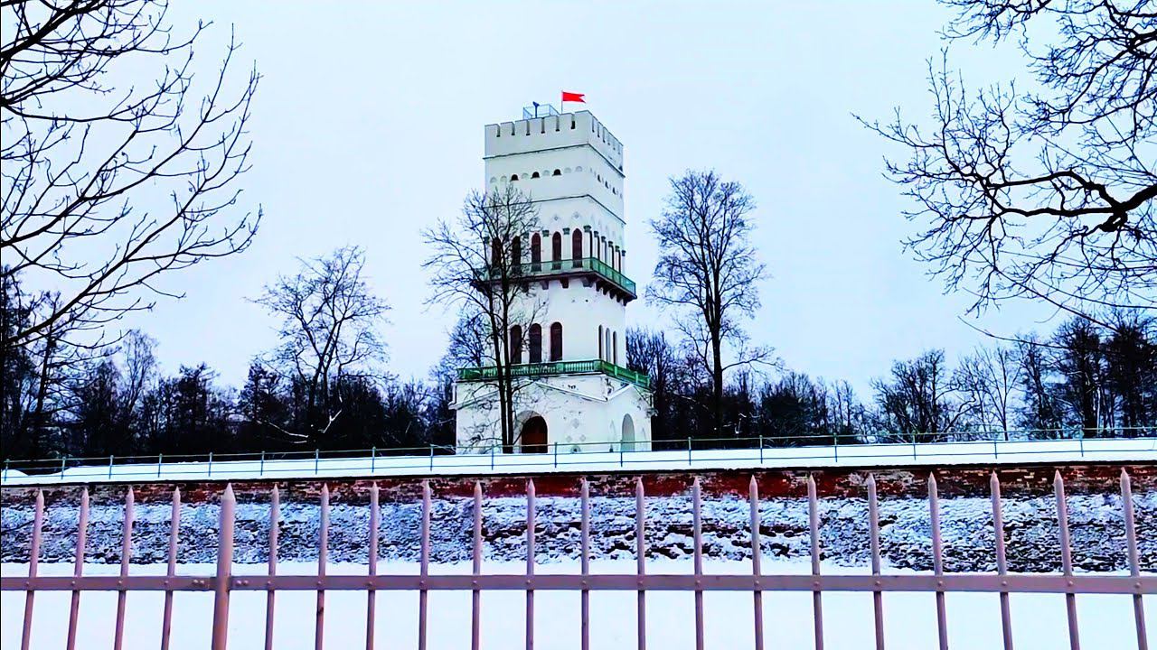 Белая башня в Александровском парке в Пушкине