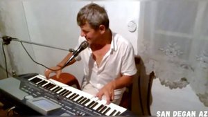 ЧЕЧЕНЕЦ ПОЕТ НА СИНТЕЗАТОРЕ КАК ЗОВУТ ПЕВЦА?