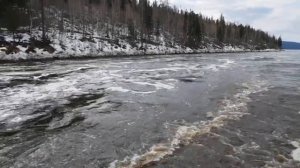 Быстрое течение в Большом пороге на Подкаменной Тунгуске