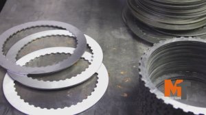 Шлифовка стальных дисков АКПП на шлифовальном станке карусельного типа