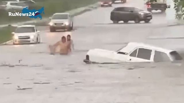 Люди добирались до автомобилей вплавь