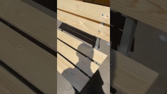 Замечательная прочная скамейка для дачи