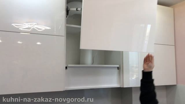 Кухня с вентиляционным выступом в стене и газовым котлом. Дизайн угловой белой глянцевой кухни смотреть онлайн