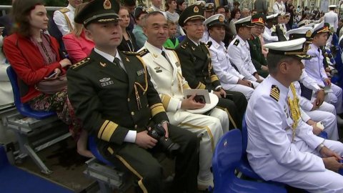 Президент будет смотреть парад с трибуны на Сенатской площади