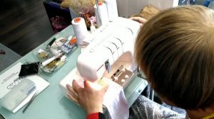 Janome Cover Pro II Обработка низа футболки при помощи приспособления    795-839-104 JANOME 7958391