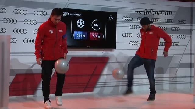 Messi vs Neymar juggling the ball / www.weloba.com смотреть онлайн