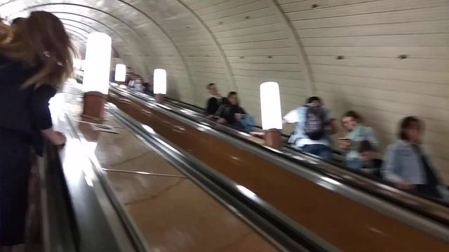 Москва 155 выход из станции метро с вестибюля внутри Баррикадная весной днем и территория около смотреть онлайн