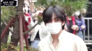 BTS -- Тэхён покупает своему отцу новую машину и играет с ним в гольф...