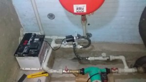 Система опалення на 12В, все працює від акумулятора.Аварійний циркуляційний насос 12 В