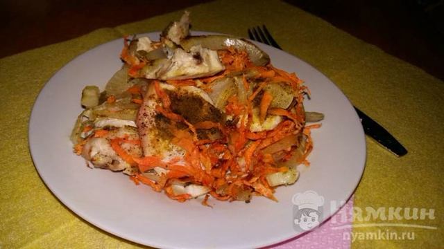 Запеченное куриное филе с морковью и луком