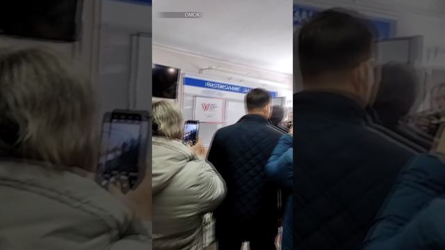 Стас Михайлов спел во время голосования на президентских выборах в Омске с местным коллективом / РЕН