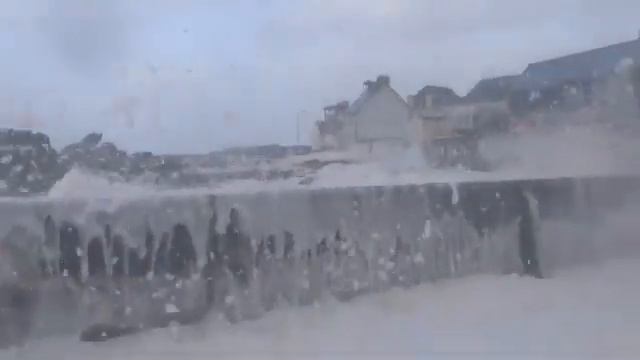 Морская пена поглощает город.Красиво.