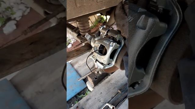 Меняем задний правый суппорт рено мастер 3 смотреть онлайн