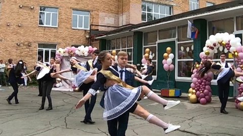 Сотни тысяч школьных выпускников по всей России отмечают "Последний звонок"