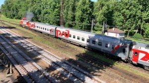 Маневровый ТЭМ2-6704 на фоне здания Псковского вокзала с вагонами поезда Москва - Псков. 2060p60