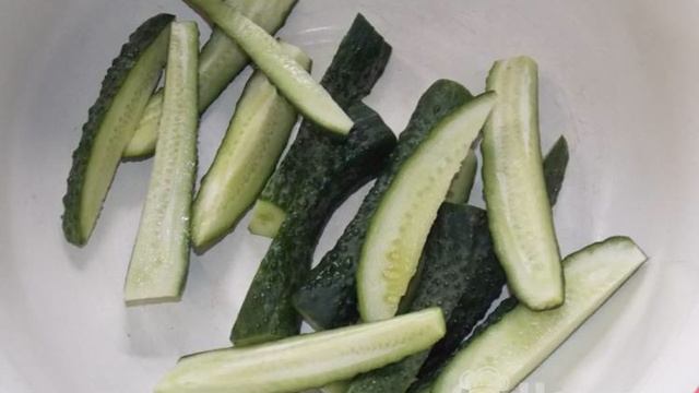 Маринованные огурцы с петрушкой и чесноком в пакете