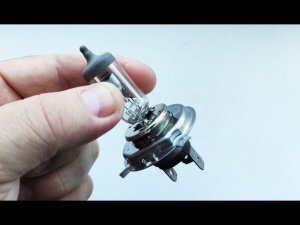 НИКОГДА ЛАМПОЧКУ НЕ КАСАЙТЕСЬ ПАЛЬЦАМИ