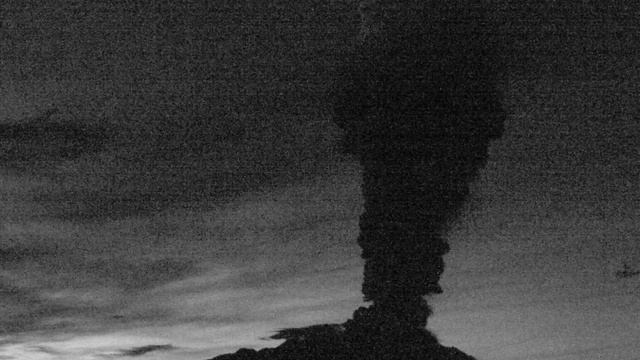 Вулкан Шивелуч. Пепловый выброс на высоту  ~12 км над уровнем моря 2017-07-02 13:00 UTC.