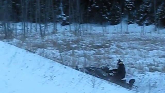 Arctic Cat 800 triple Pantera climbs a hill смотреть онлайн