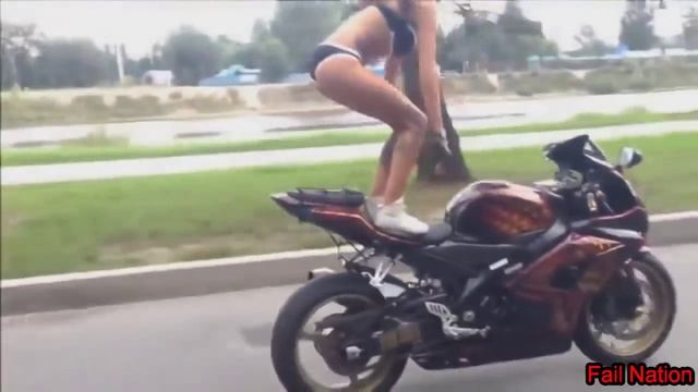 Девушка делает трюки на мотоцикле Suzuki GSX R смотреть онлайн