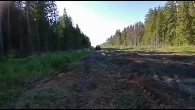 Колёсный вездеход Трактозавр вытаскивает трактор Вальтра из грязевой ловушки