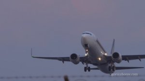 Боинг 737 авиакомпании “Сингапурские авиалинии” взлетает из аэропорта Пхукет.