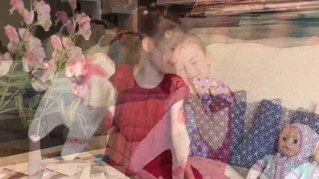 Беби Анабель получила подарок! Видео с куклами. Нелли как Мама. Весёлые игры для детей