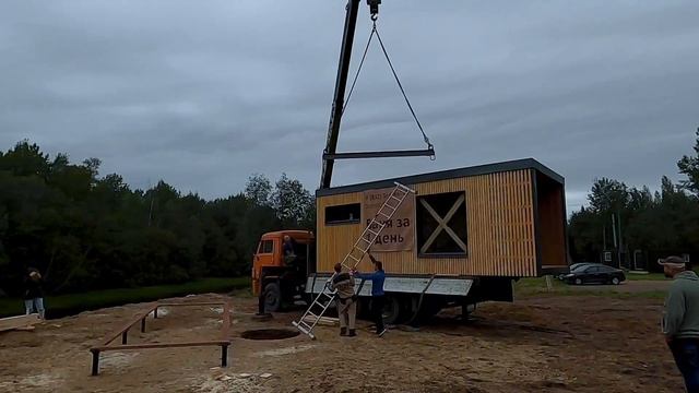Перевозка и установка модульной бани / Доставка бани на манипуляторе. Установка на свайный фундамен