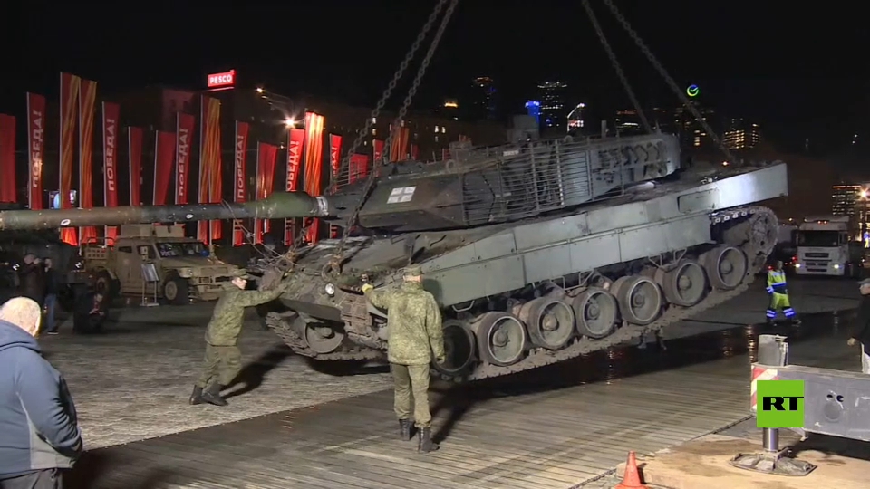 الجيش الروسي "يعزز" معرض غنائمه من أسلحة "الناتو" بدبابة "ليوبارد" ألمانية