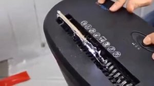 Экспериментатор iPhone 6S против Шредера для бумаги