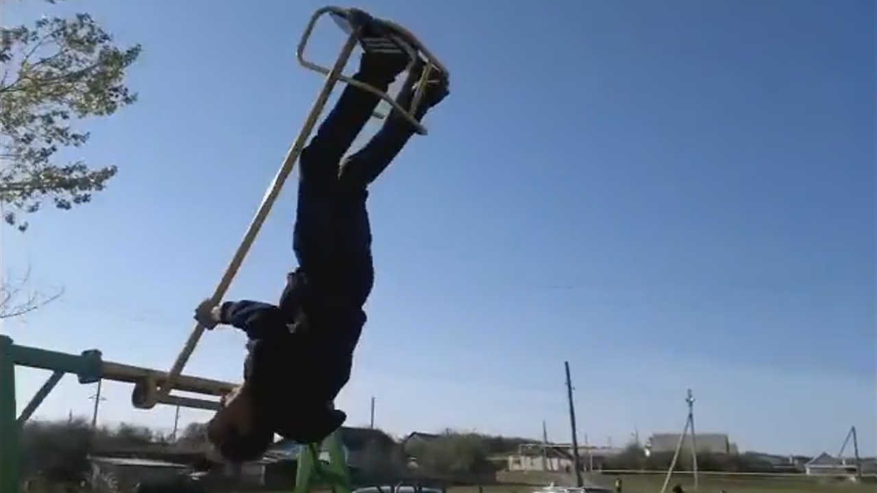 Неудачное солнышко на качелях смотреть онлайн