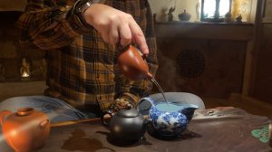 Отвечаем на вопросы: как правильно держать чайник с точки зрения традиции.