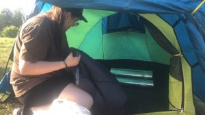 Одиночный кемпинг девушки на озере