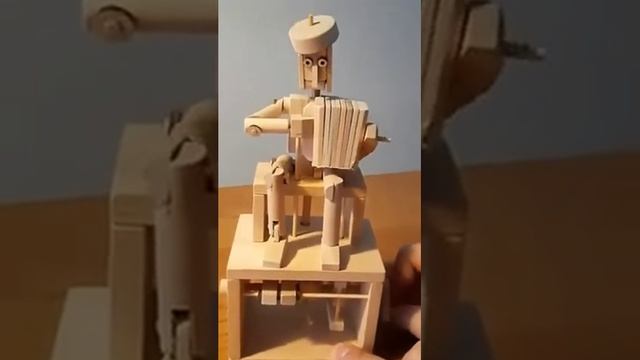 Деревянный человечек играет на гармошке смотреть онлайн