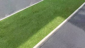 Укладка искусственной травы возле бассейна