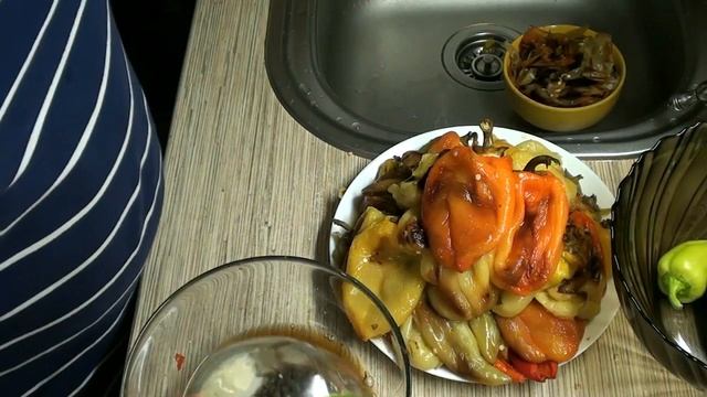 Перцы запеченые по сербски .