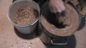 отделяю воск от прополиса.collecting propolis.