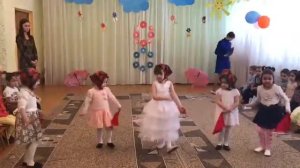 "Мы матрешки" танец девочек из младшей группы