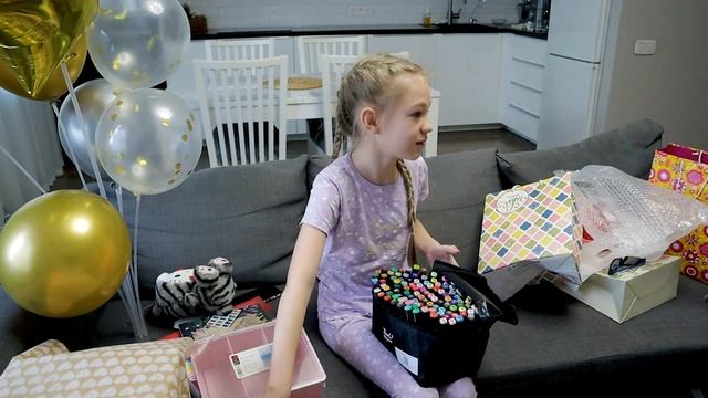 Мой день рождения - распаковка подарков. Hello Kitty - новая игрушка. Что мне подарили - unboxing. смотреть онлайн