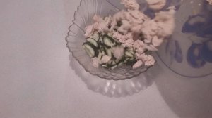 Вкуснейший салат со свежим огурцом и курицей.