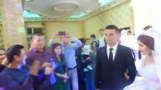 ТАНЦУЮТ МОЛОДОЖЕНЫ!!!!!!
