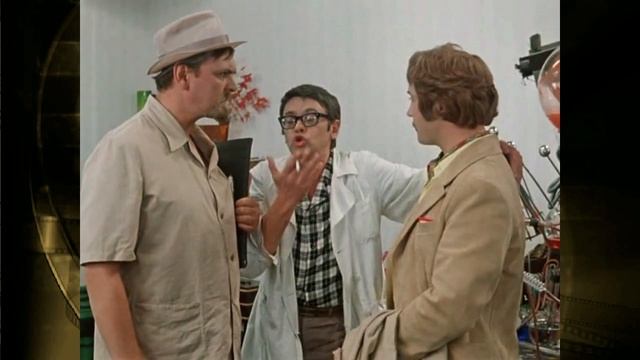 Вот смотрит. Вы на мне дыру протрёте!!! смотреть онлайн